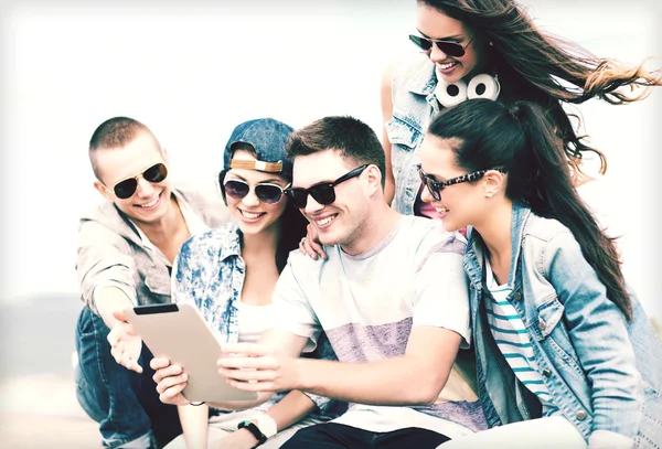 Група підлітків, які дивляться на планшетний ПК — стокове фото