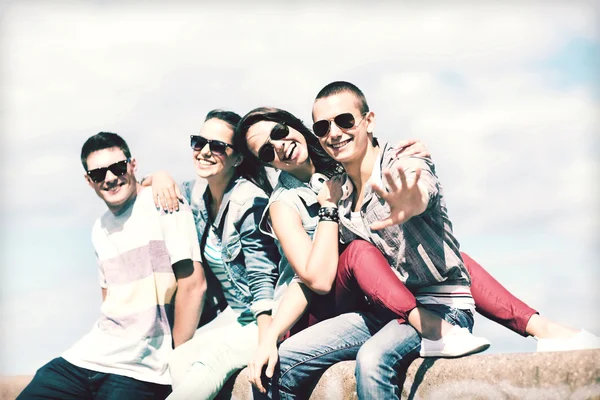 Grupo de adolescentes pasando el rato —  Fotos de Stock