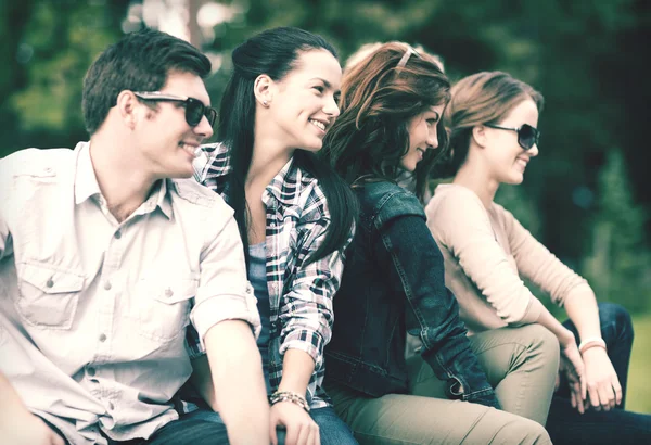 Gruppo di studenti o adolescenti che escono — Foto Stock