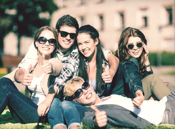 Grupo de estudiantes o adolescentes mostrando pulgares hacia arriba — Foto de Stock