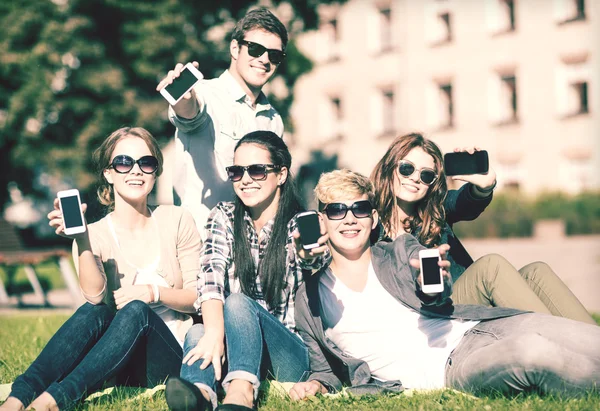 Schüler zeigen Smartphones — Stockfoto