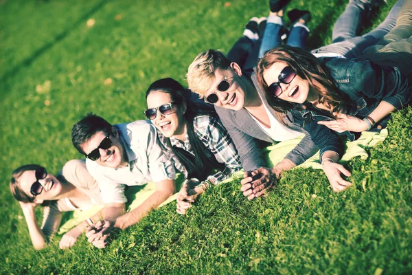 Grupo de estudiantes o adolescentes pasando el rato — Foto de Stock