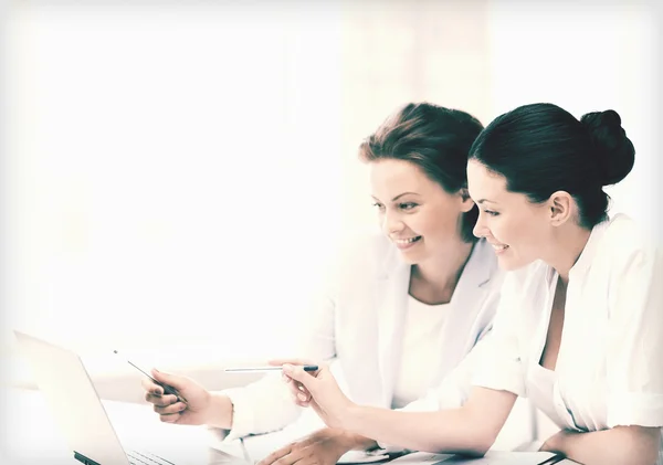 Vrouwelijke ondernemers werken met laptop in office — Stockfoto