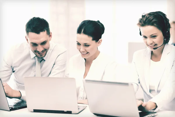 Groupe de personnes travaillant avec des ordinateurs portables dans le bureau — Photo