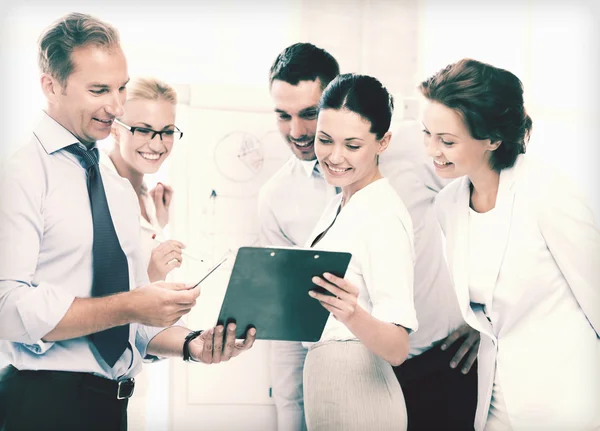 Zakelijke team bespreken iets in office — Stockfoto