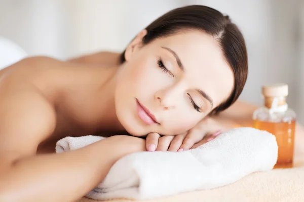 Mujer feliz en el salón de spa — Foto de Stock