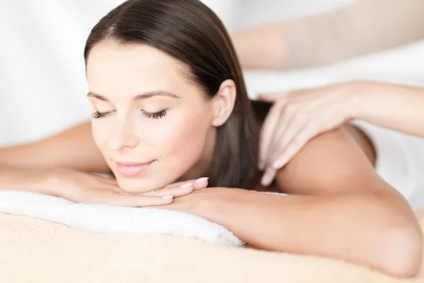 Красива жінка в спа-салоні отримує масаж — стокове фото