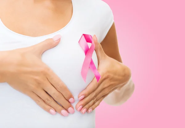 Close up de mulher com fita de conscientização do câncer — Fotografia de Stock