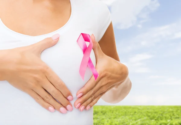 Gros plan de la femme avec ruban de sensibilisation au cancer — Photo