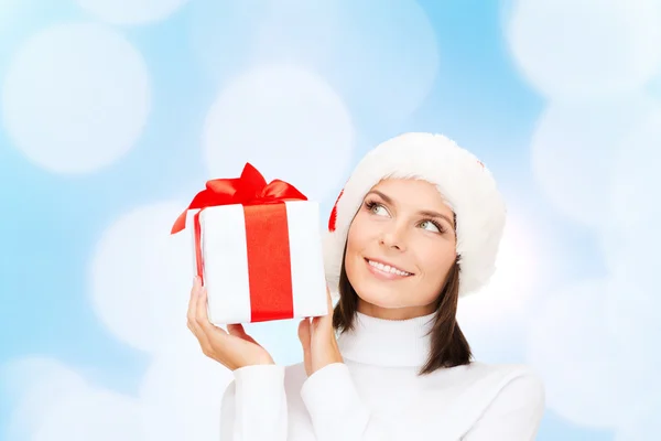 Lachende vrouw in helper kerstmuts met een doos van de gift — Stockfoto