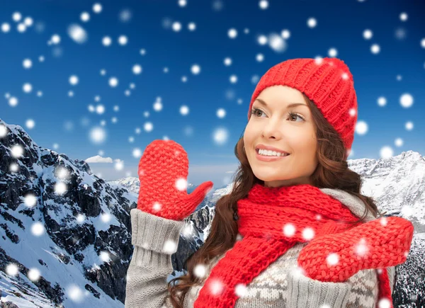 Lachende jonge vrouw in winterkleren — Stockfoto