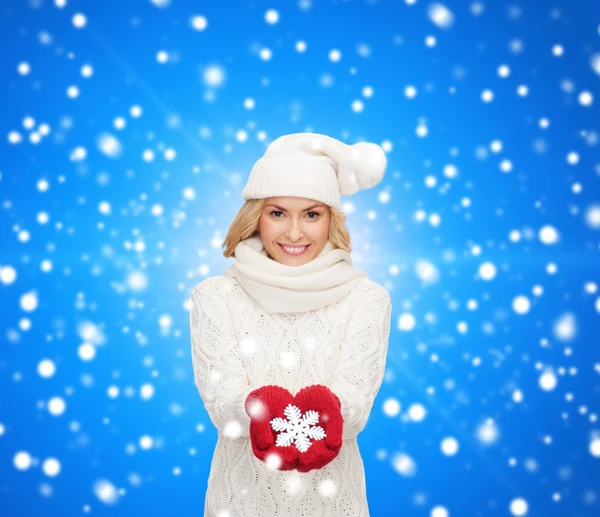 Leende kvinna i vinterkläder med snöflinga — Stockfoto