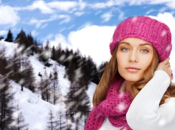 Lachende jonge vrouw in winterkleren — Stockfoto