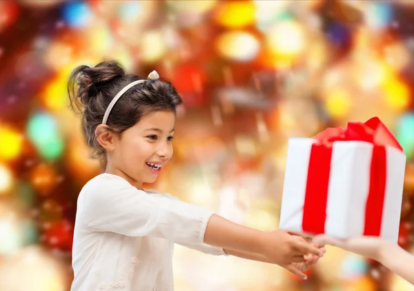 Sorridente bambina con confezione regalo — Foto Stock