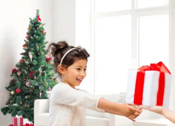 Lächelndes kleines Mädchen mit Geschenkbox — Stockfoto