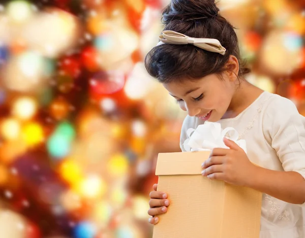 Smiling little girl with gift box — Stock Photo, Image