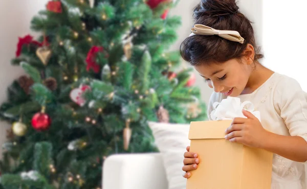 Sorridente bambina con confezione regalo — Foto Stock