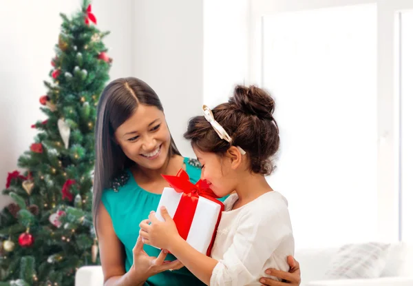 Happy mother and little girl with gift box — Stock Photo, Image