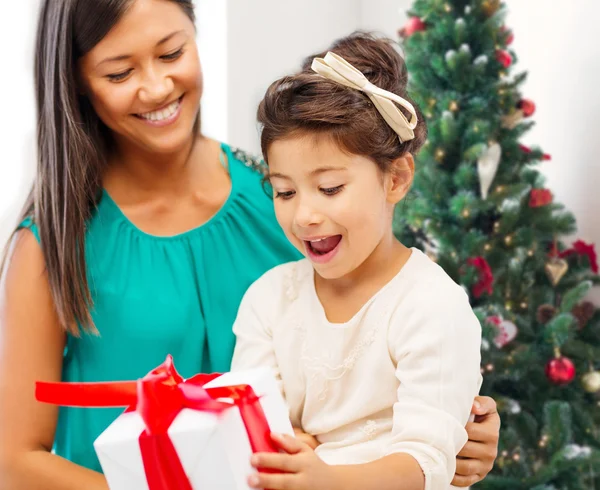 Gelukkig moeder en meisje met doos van de gift — Stockfoto