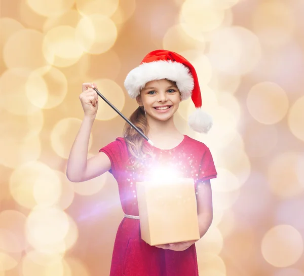 Lachende meisje in helper kerstmuts met een doos van de gift — Stockfoto