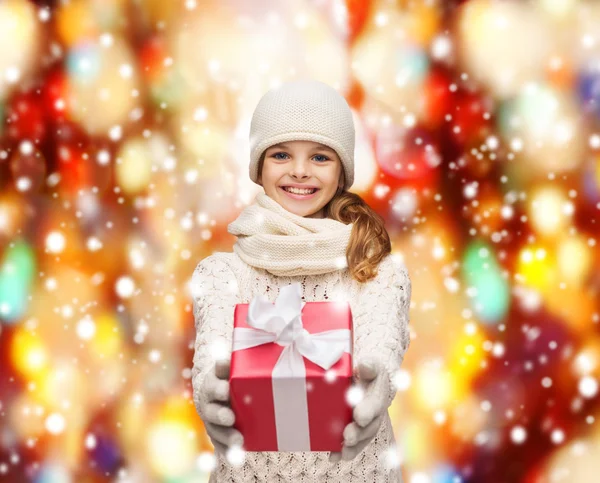 Meisje in muts, uitlaat en handschoenen met doos van de gift — Stockfoto