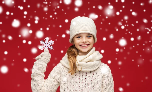 Chica sonriente en ropa de invierno con gran copo de nieve —  Fotos de Stock