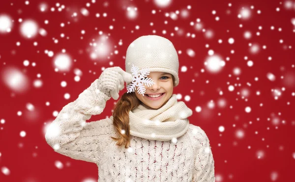 Smiling girl in winter clothes with big snowflake — Stock Photo, Image