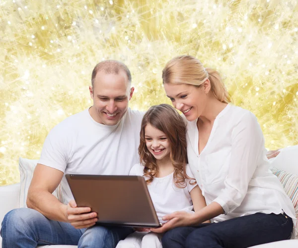 Familia sonriente con portátil — Foto de Stock