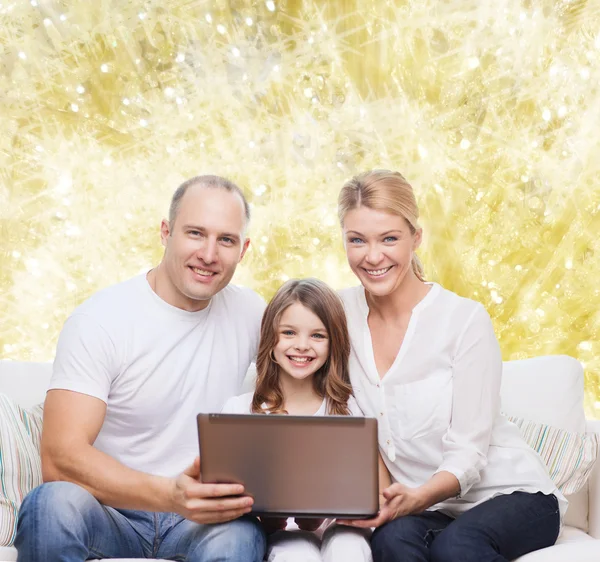 Familia sonriente con portátil — Foto de Stock