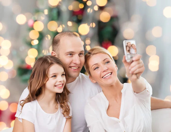 Ευτυχισμένη οικογένεια με την κάμερα στο σπίτι — Φωτογραφία Αρχείου