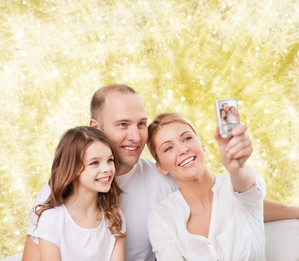 Famiglia felice con macchina fotografica a casa — Foto Stock