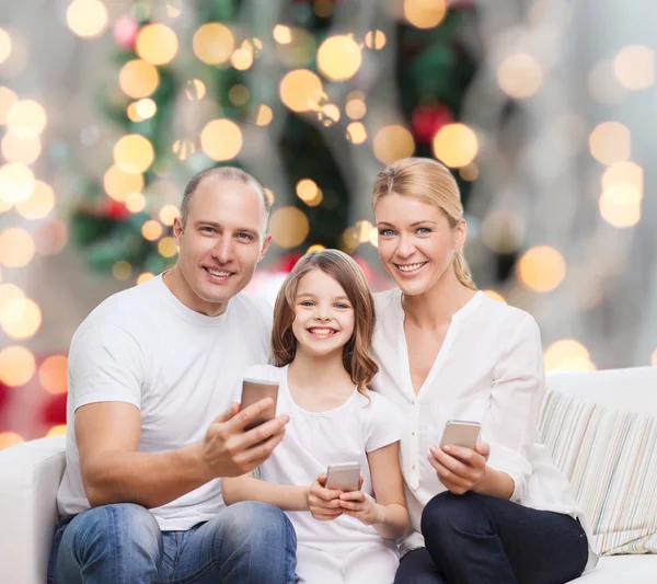 Familia feliz con smartphones — Foto de Stock