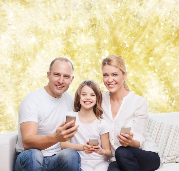 Familia feliz con smartphones — Foto de Stock