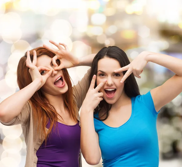 Lächelnde Teenager-Mädchen, die Spaß haben — Stockfoto