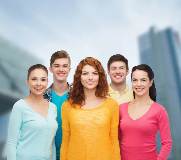 Gruppo di adolescenti sorridenti sullo sfondo della città — Foto Stock