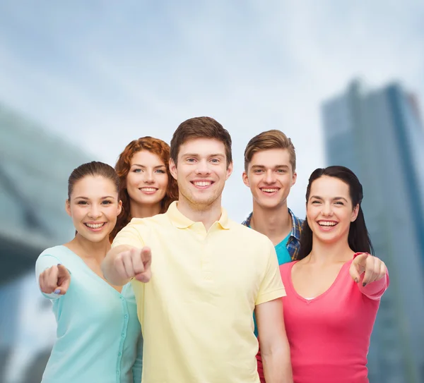 Gruppo di adolescenti sorridenti sullo sfondo della città — Foto Stock