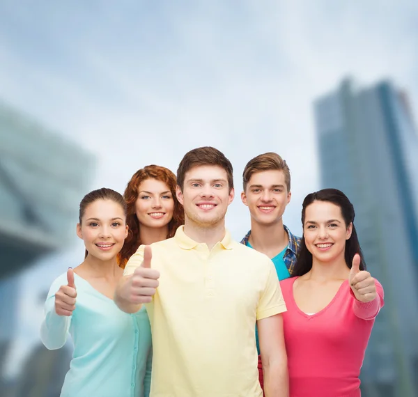 Gruppo di adolescenti sorridenti sullo sfondo della città — Foto Stock