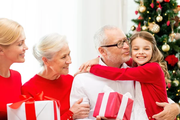 Lachende familie met geschenken thuis — Stockfoto