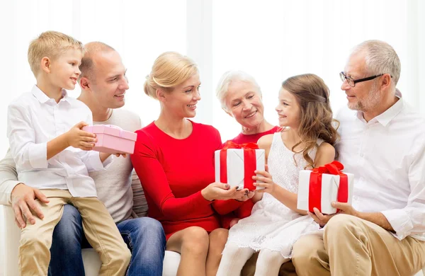 Família sorridente com presentes em casa — Fotografia de Stock