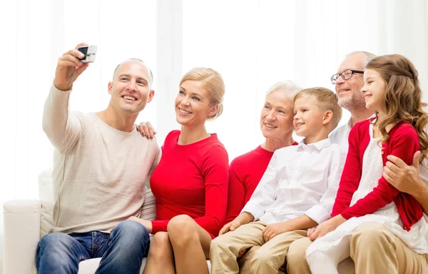 Uśmiechający się rodziny z kamery w domu — Zdjęcie stockowe
