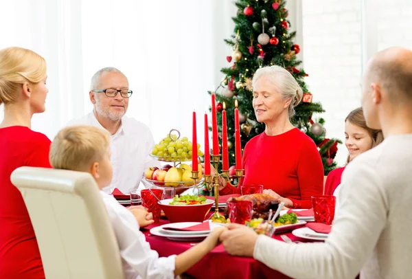 Leende familj att ha semester middag hemma — Stockfoto