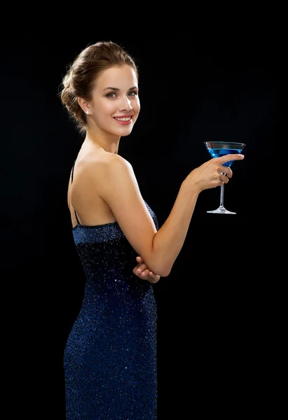 Lächelnde Frau mit Cocktail — Stockfoto