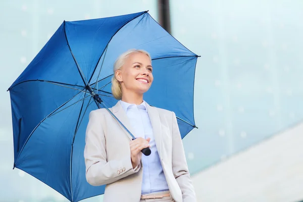 Jovem sorridente empresária com guarda-chuva ao ar livre — Fotografia de Stock