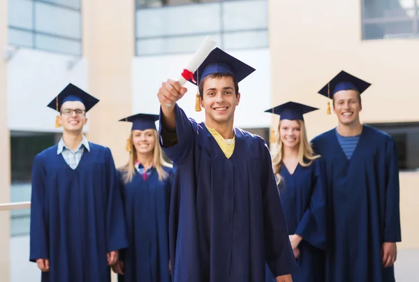 Gruppe lächelnder Studenten in Mörtel — Stockfoto