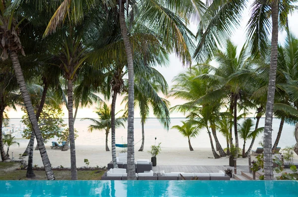 Zwembad op tropisch strand — Stockfoto