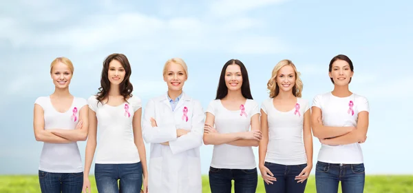 Donne sorridenti con i nastri rosa di consapevolezza del cancro — Foto Stock