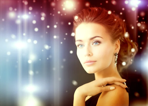 Mujer con pendientes de diamantes — Foto de Stock