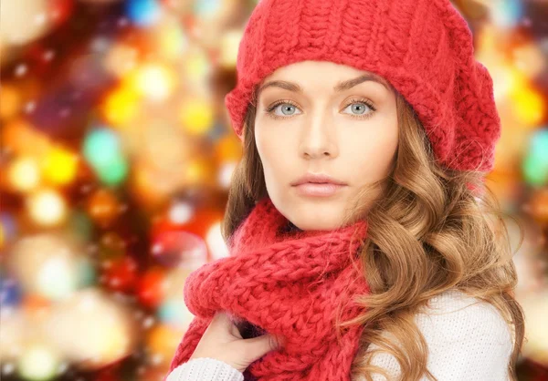 Närbild på ung kvinna i vinterkläder — Stockfoto