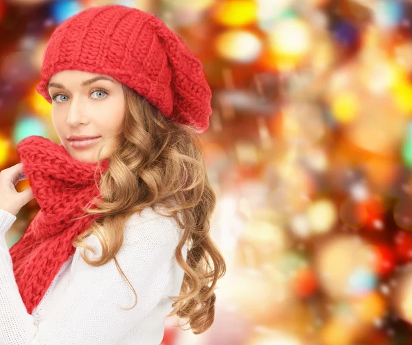 Giovane donna in abiti invernali — Foto Stock