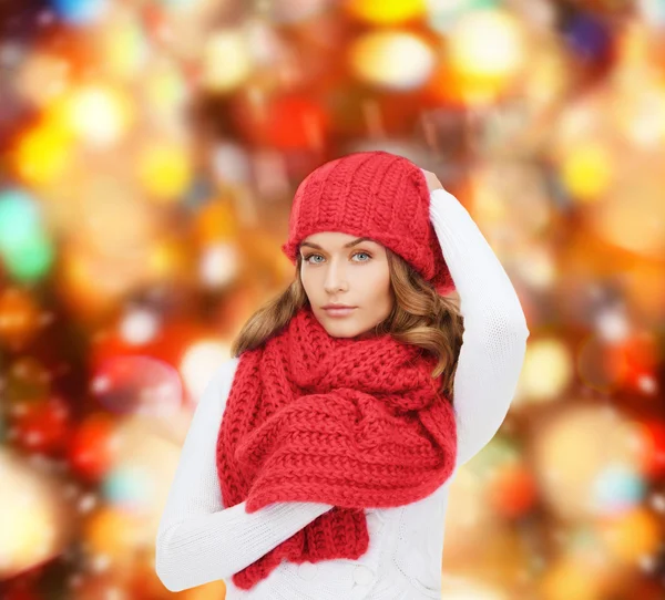 Mujer joven en ropa de invierno — Foto de Stock